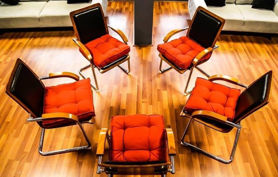 صالون الاستشارات الأسرية والجماعية - دائرة كراسي مريحة وأرضيات باركيه